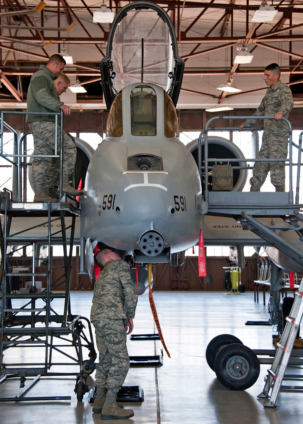 Raising and removal of an A-10 aircraft front windshield