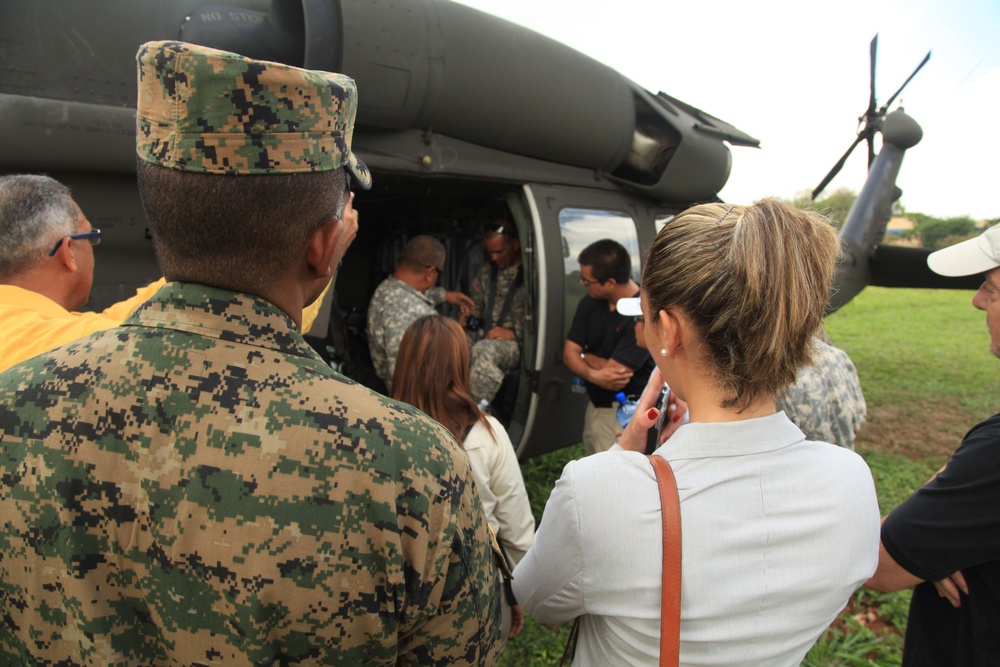 U.S. Army Medical Doctors Examine a Santo Domingo Hospital