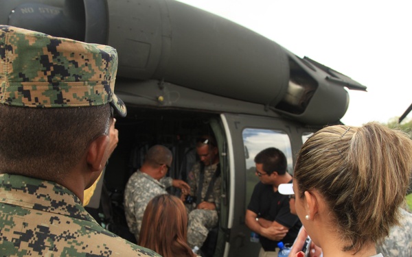 U.S. Army Medical Doctors Examine a Santo Domingo Hospital