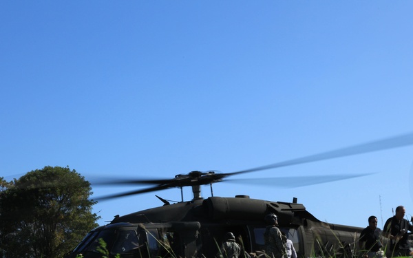 US Army medical doctors examine a Santo Domingo Hospital