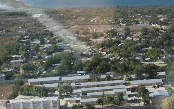 US Army medical doctors examine a Santo Domingo Hospital