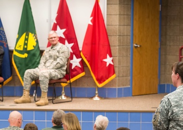 Petraeus meets with North Dakota Guardsmen