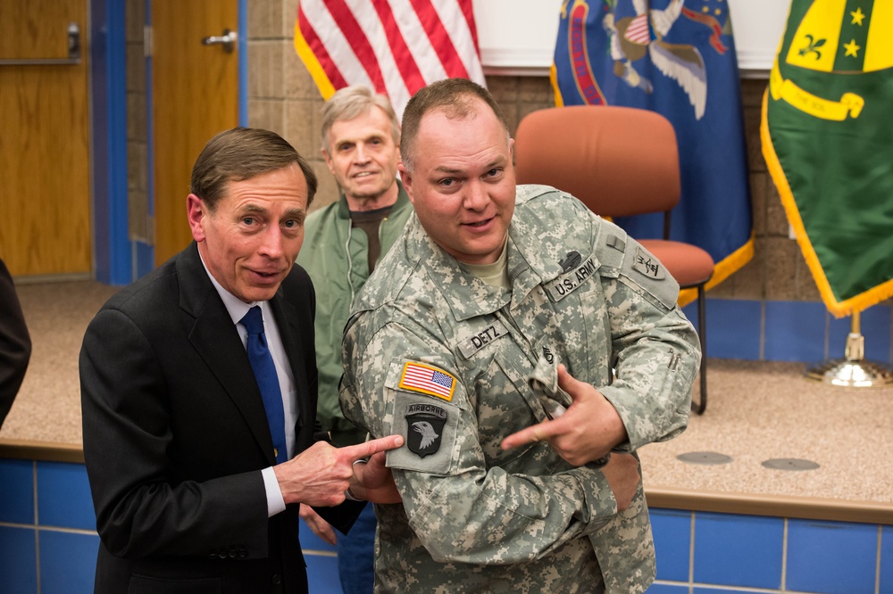 Petraeus meets with North Dakota Guardsmen