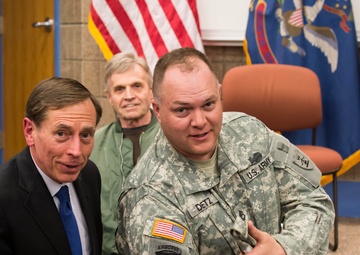 Petraeus meets with North Dakota Guardsmen