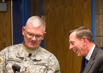 Petraeus meets with North Dakota Guardsmen