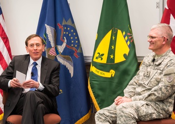 Petraeus meets with North Dakota Guardsmen