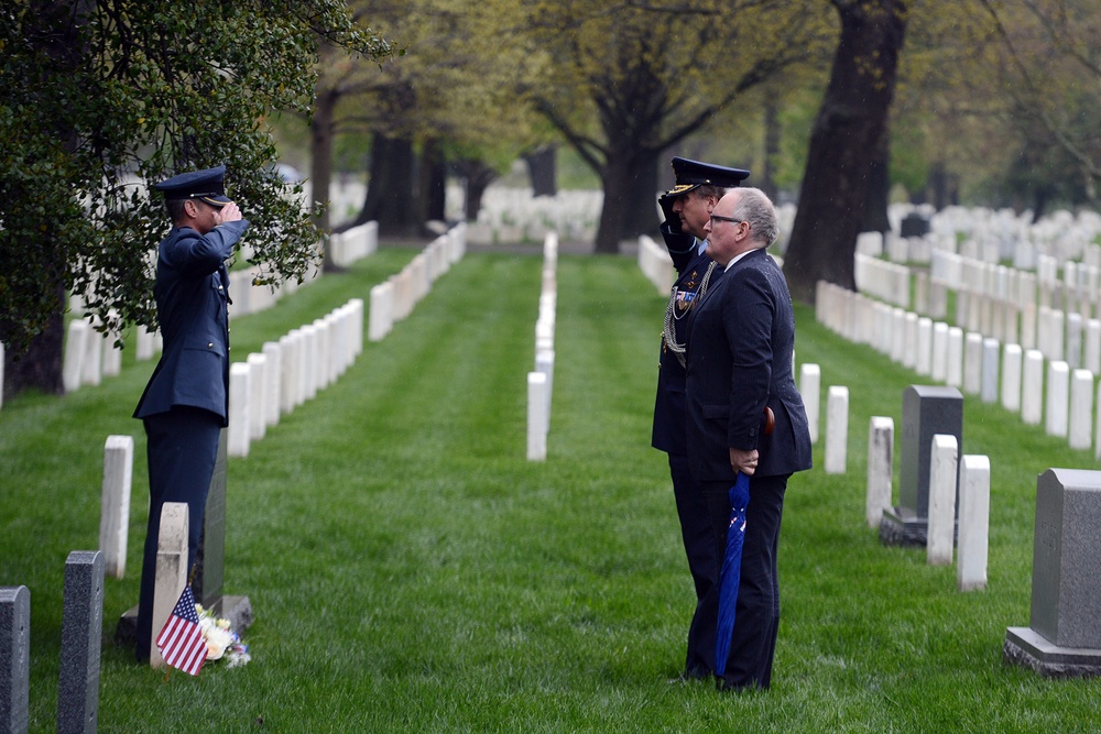 Dutch foreign minister pays respects at Arlington National Cemetery