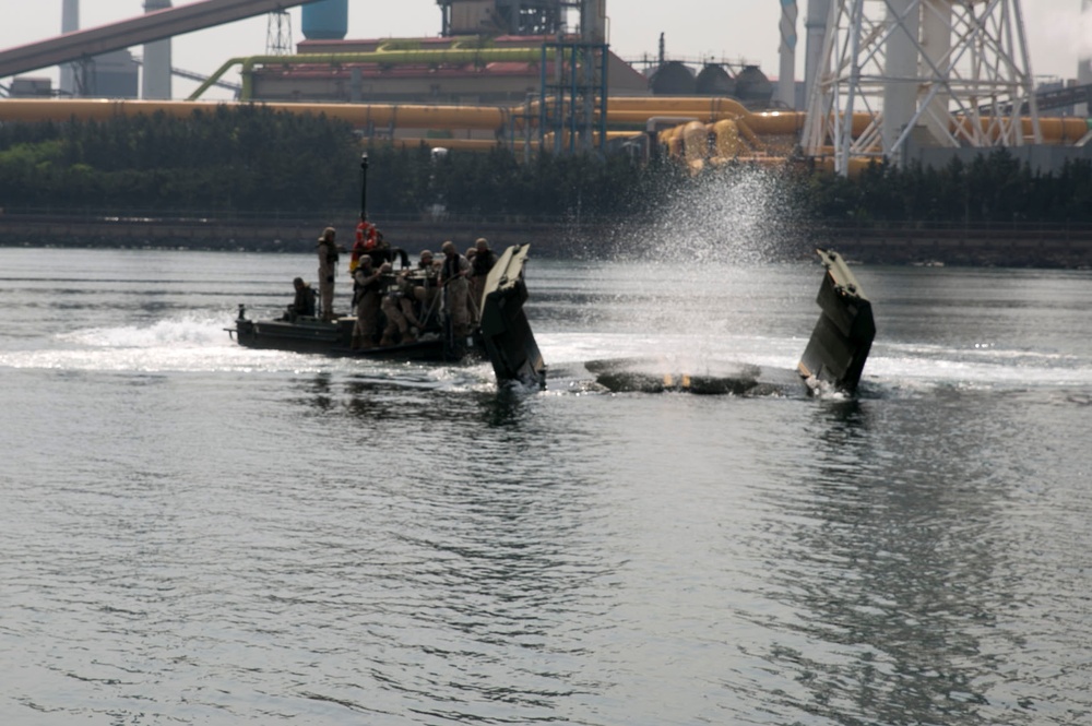 ROK, U.S. Marines pull together to build bridge