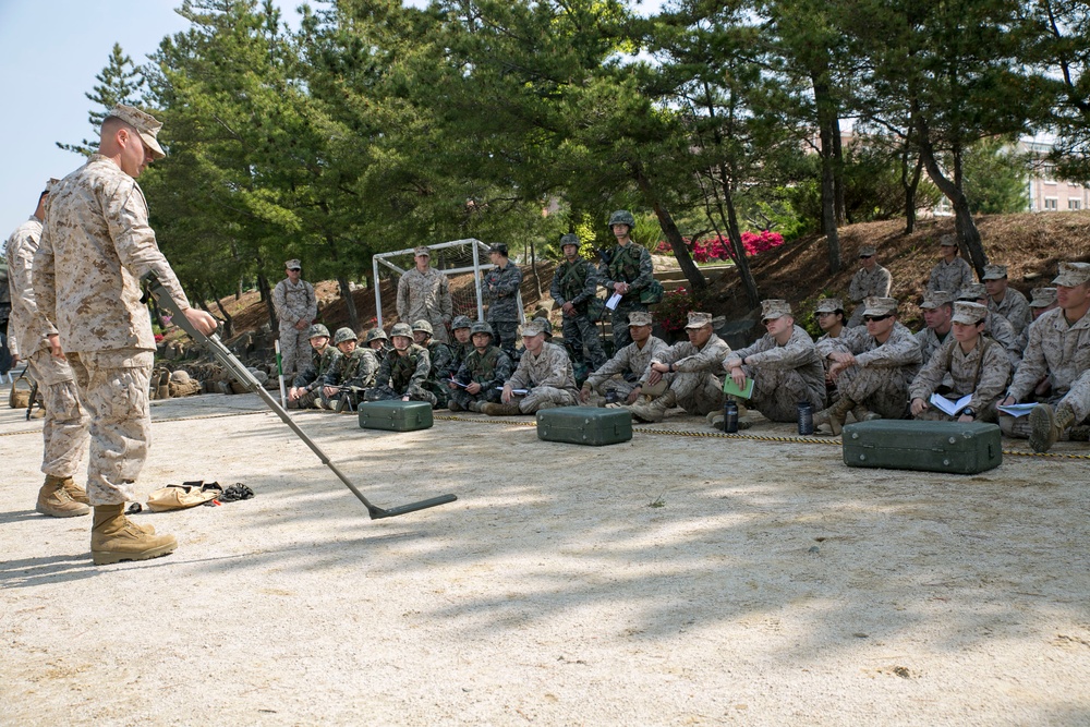 ROK, U.S. Marines revisit basics of minesweeping