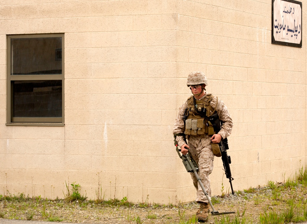 Marines participate in counter IED training