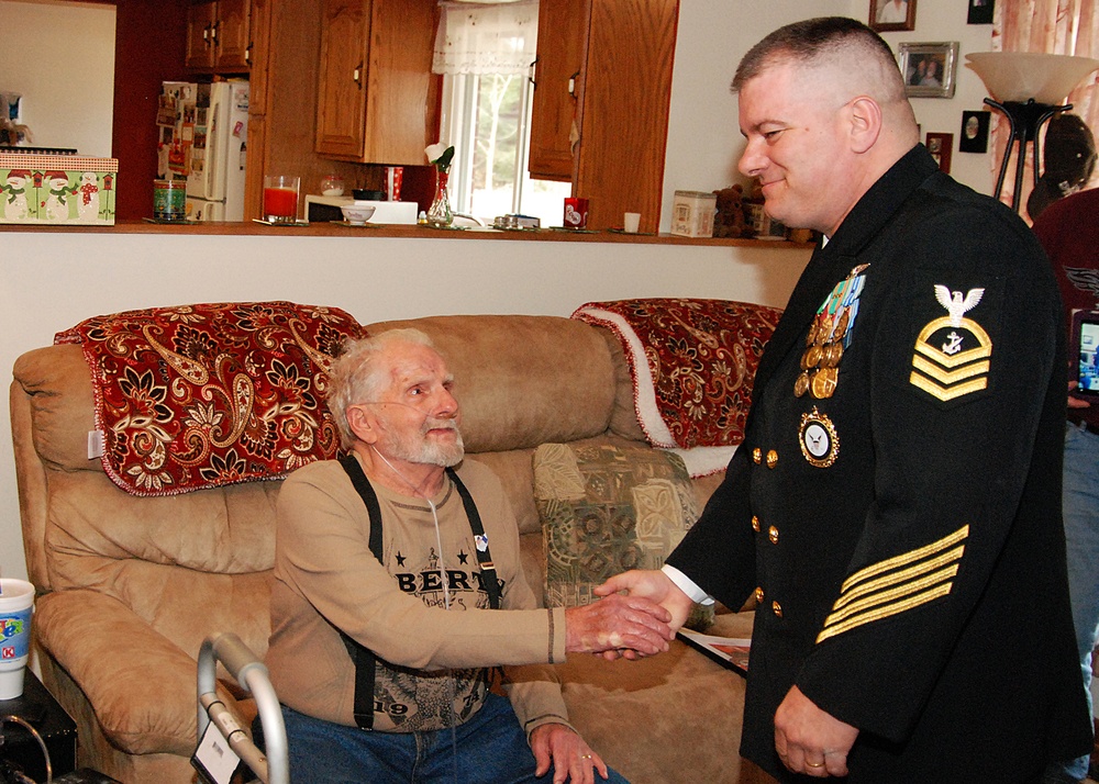 Navy Recruiting District Ohio presents award to World War II veteran