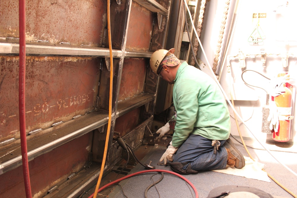 USS Jason Dunham maintenance