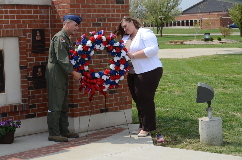 Placing the wreath