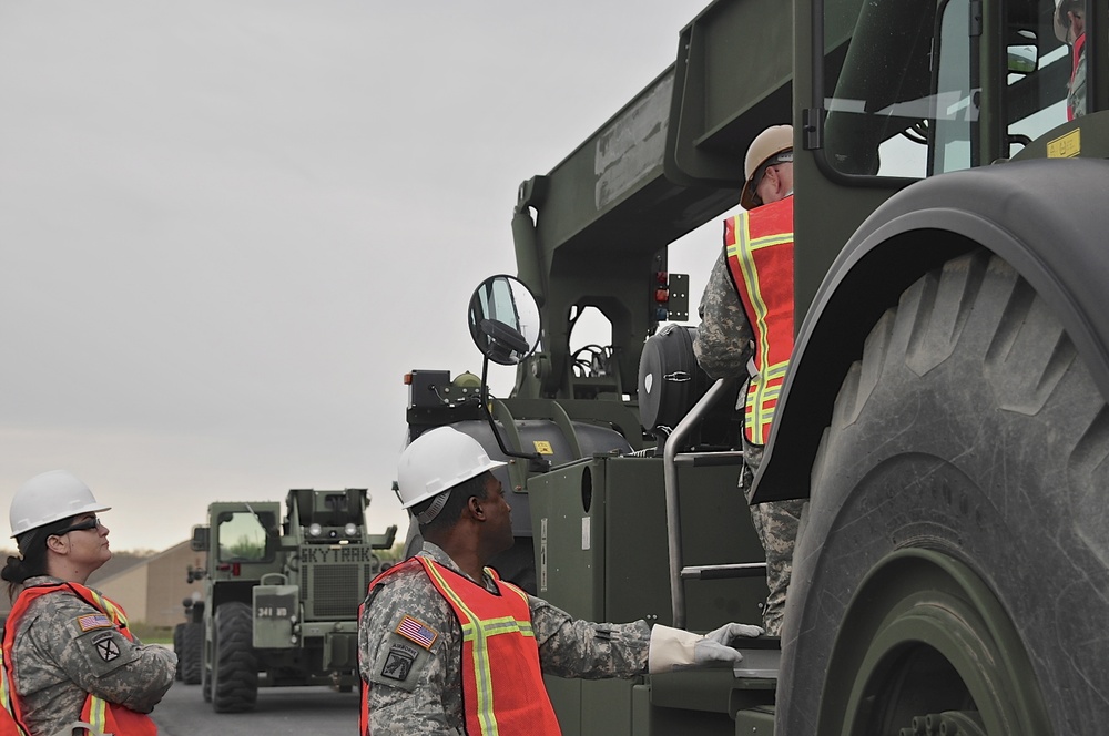 Soldiers inspect new Kalmar RT 240