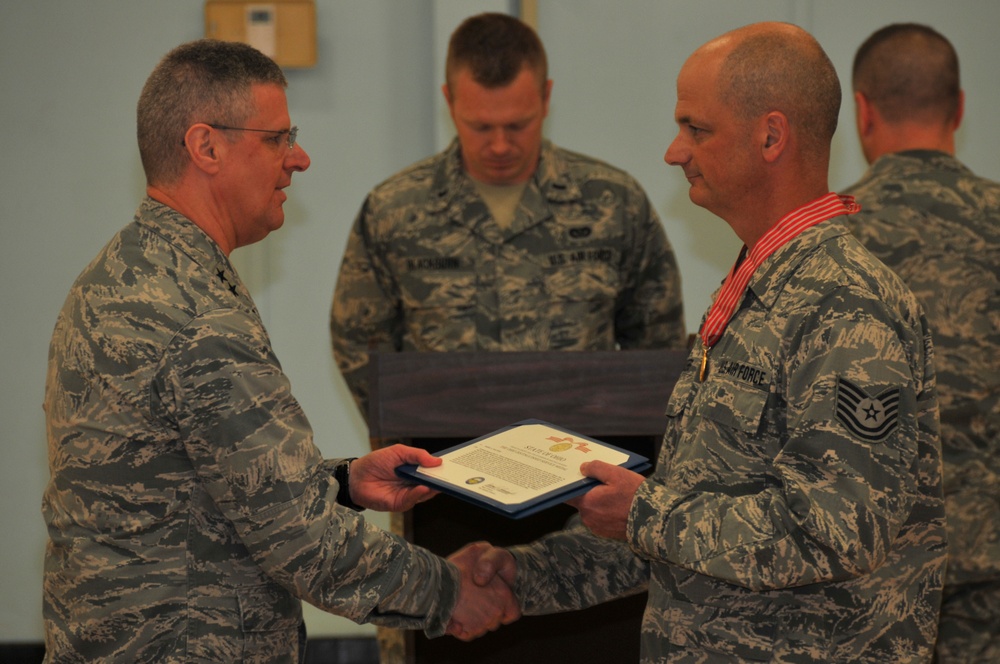 Ohio Airman receives medal for heroism