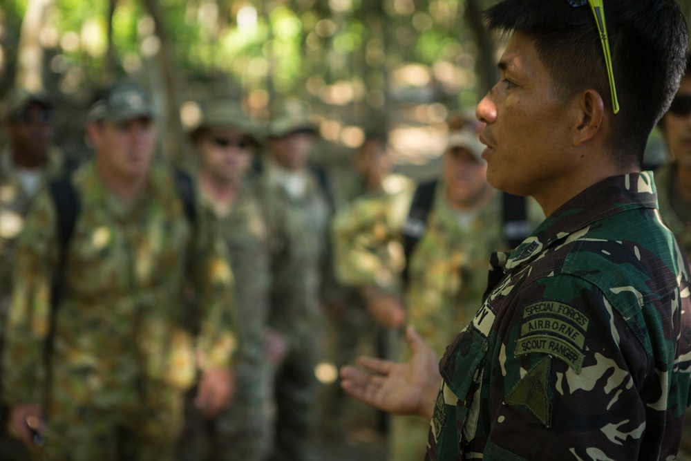 Australian and U.S. SOF learn to survive the Philippine Jungle