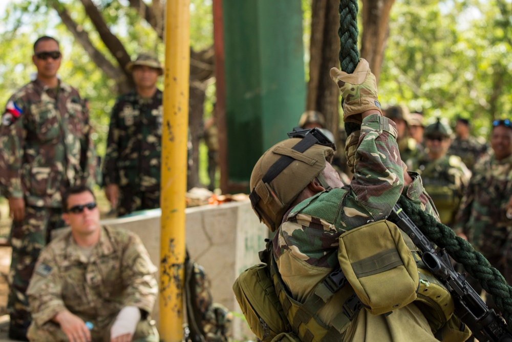 Fast rope training with AFP and US SOF