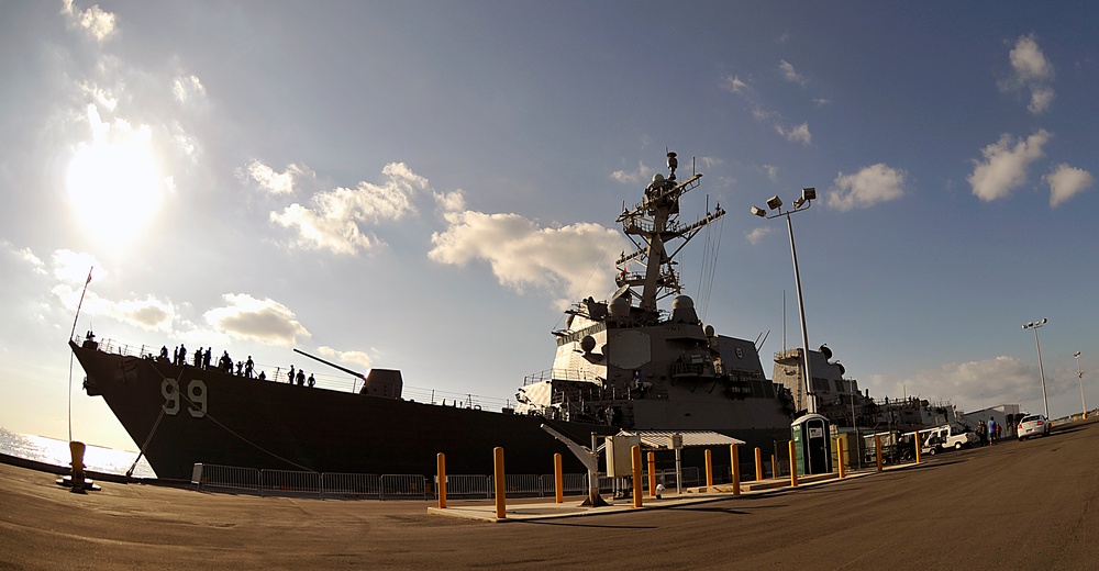 USS Farragut arrives at Mole Pier