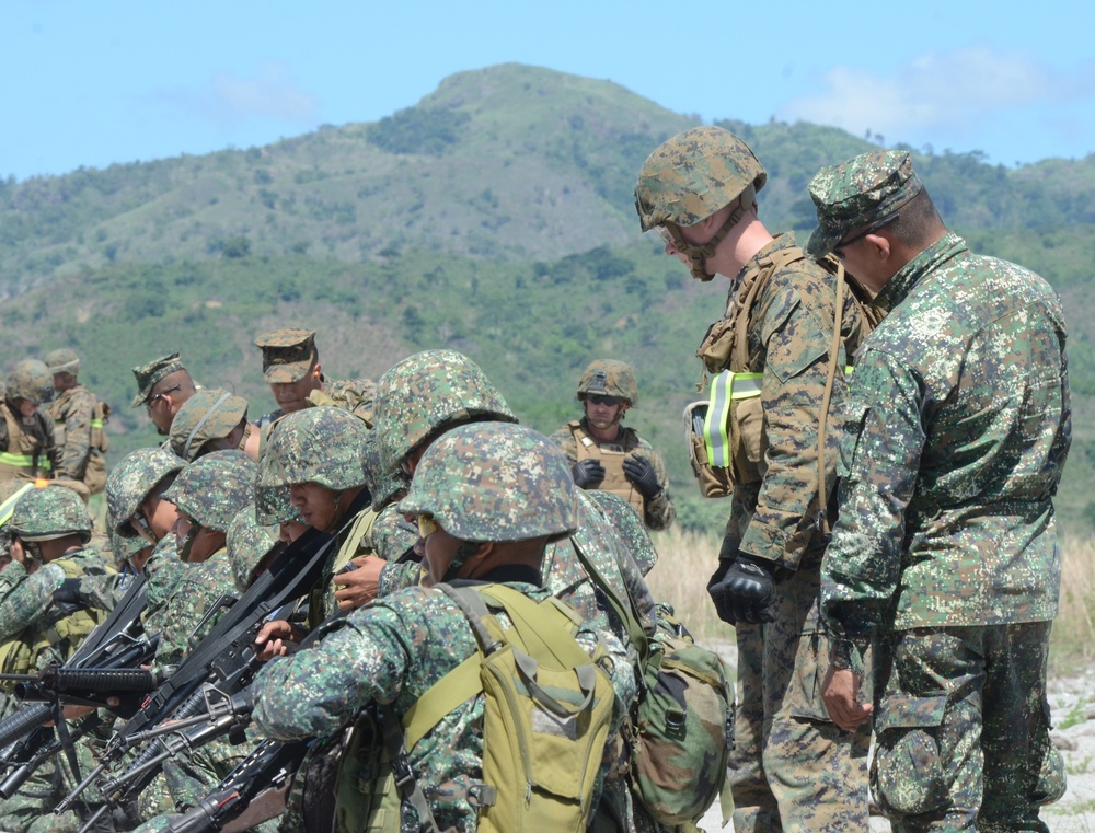 Philippine and U.S. Marines conduct rifle, machine gun drills on first day of annual combined exercise