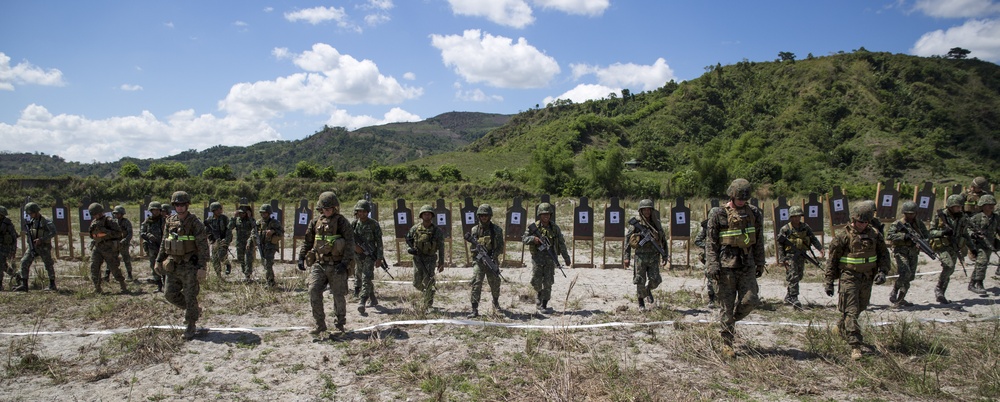 Philippine and U.S. Marines conduct rifle, machine gun drills on first day of annual combined exercise