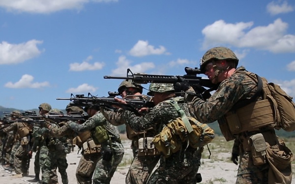 Philippine and U.S. Marines conduct rifle, machine gun drills on first day of annual combined exercise