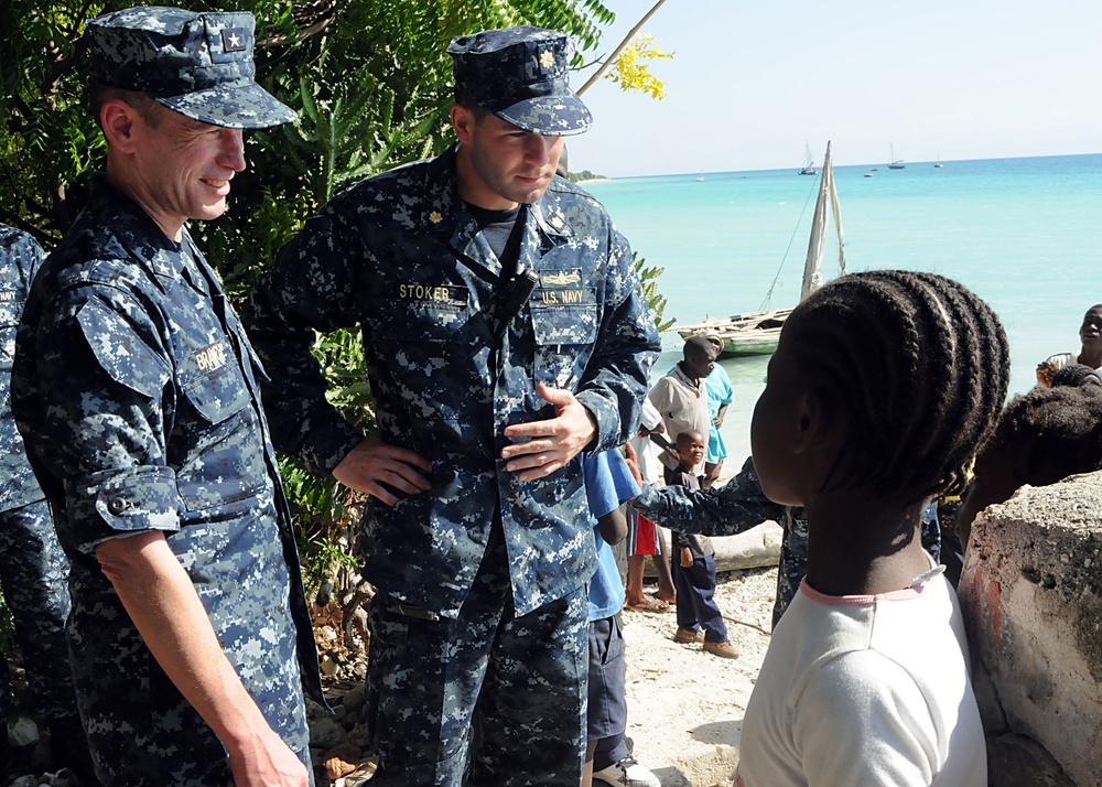 Sailors deliver relief supplies to small island off of the Haitian coast