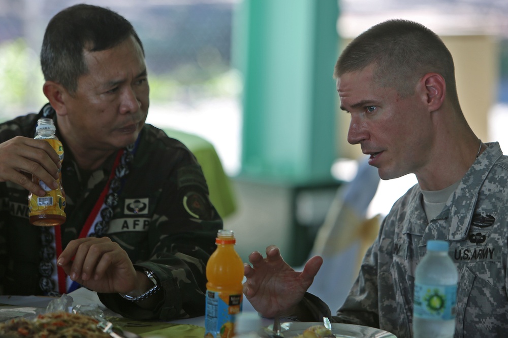 Shoulder-to-shoulder: Opening ceremony marks beginning of Balikatan 2014