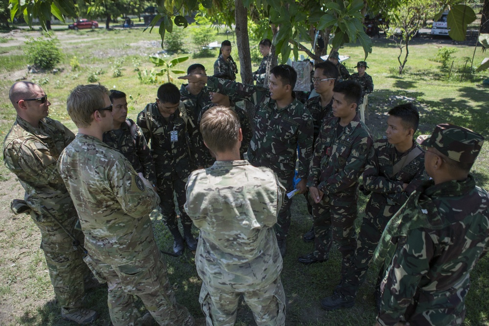 Philippine and U.S. Conduct Close Air Support Training