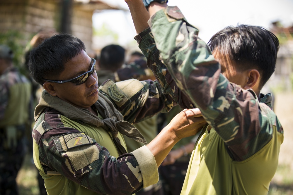 Sensitive site exploitation training with Philippine and U.S. SOF