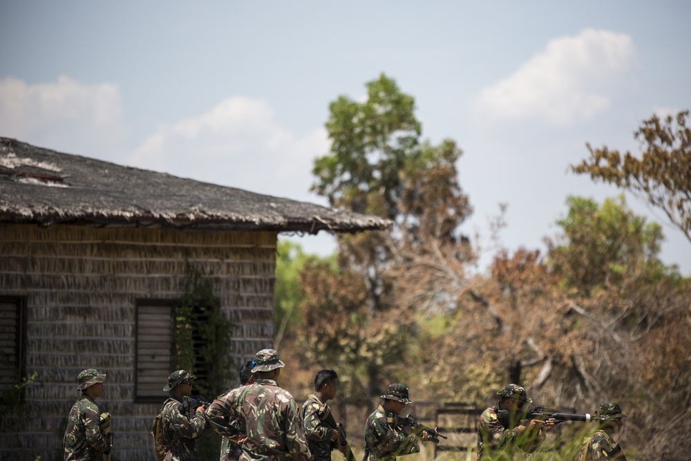 Sensitive site exploitation training with Philippine and U.S. SOF