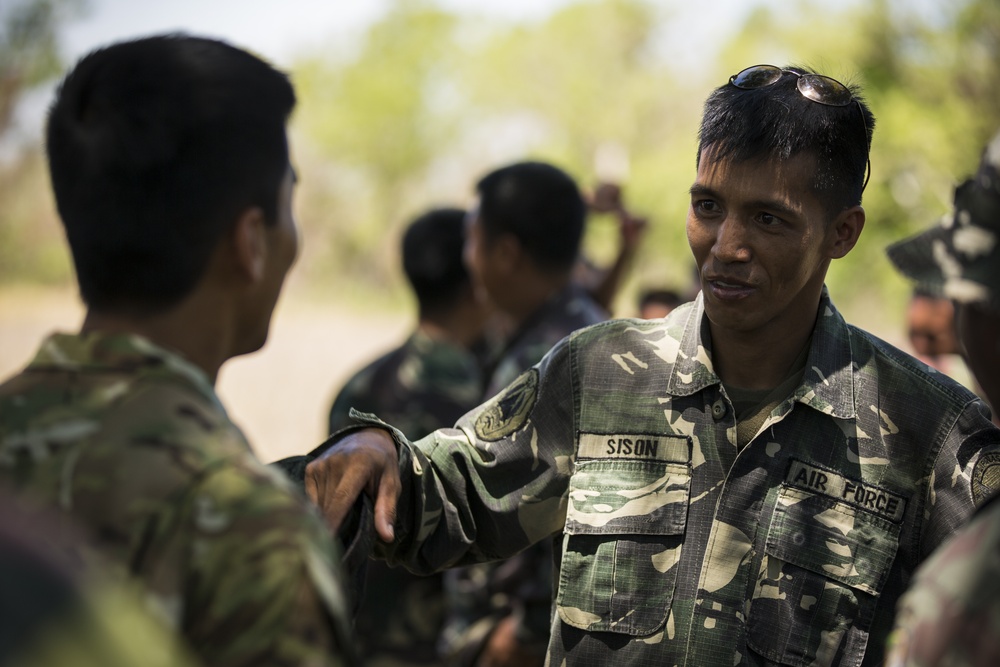 Sensitive site exploitation training with Philippine and U.S. SOF