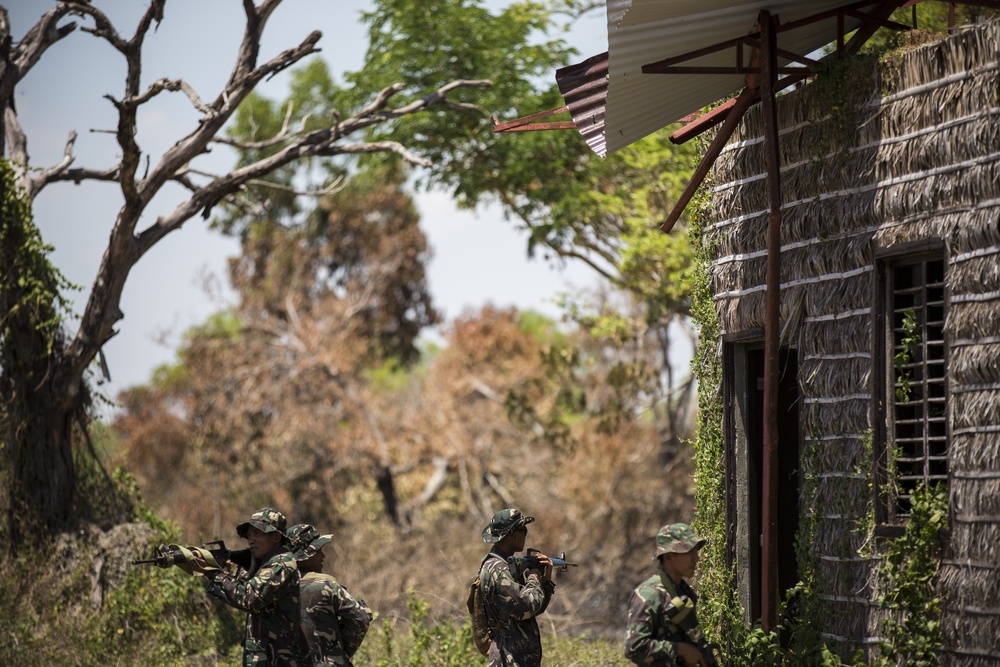 Sensitive site exploitation training with Philippine and U.S. SOF