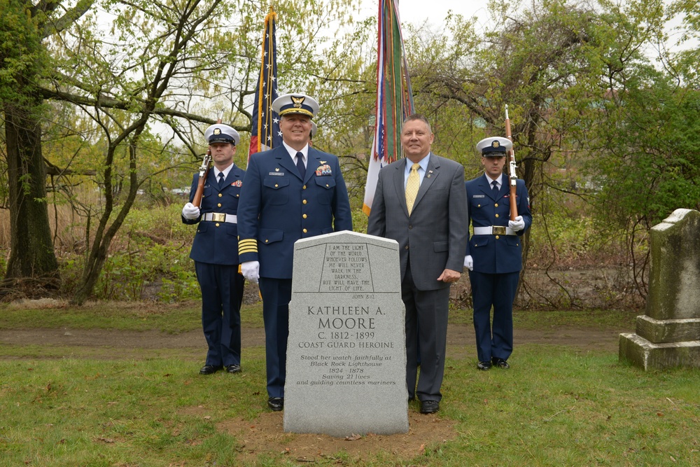 Former lighthouse keeper honored with grave marker