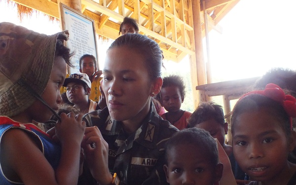 U.S. and Philippine soldiers bond with local tribe during “Bayanihan” as part of BK14