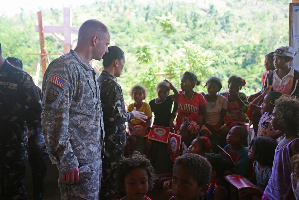 U.S. and Philippine soldiers bond with local tribe during “Bayanihan” as part of BK14