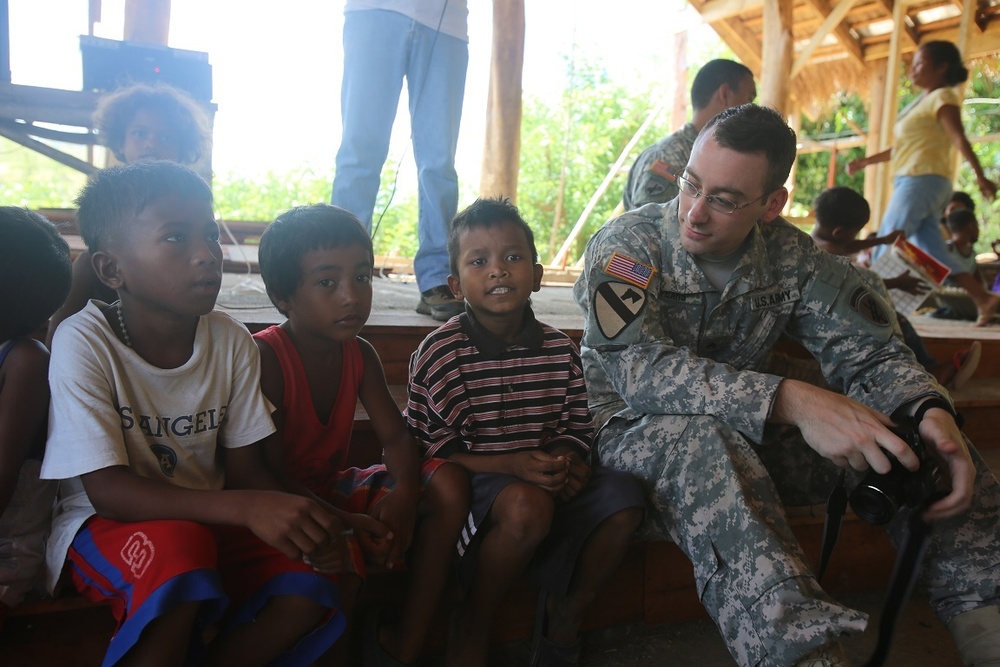 U.S. and Philippine soldiers bond with local tribe during “Bayanihan” as part of BK14