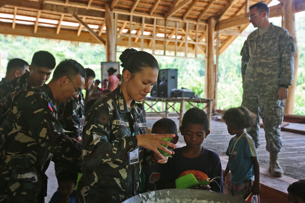 U.S. and Philippine soldiers bond with local tribe during “Bayanihan” as part of BK14