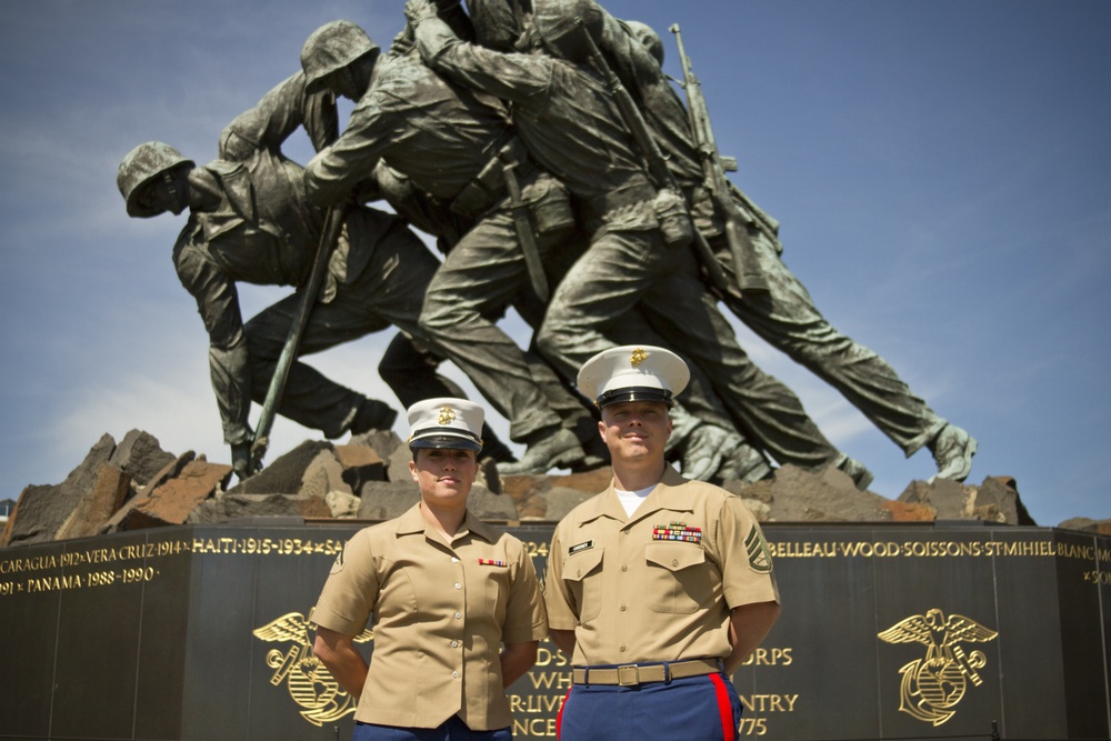 Recruiting Station Baltimore administers reenlistment at Iwo Jima Memorial