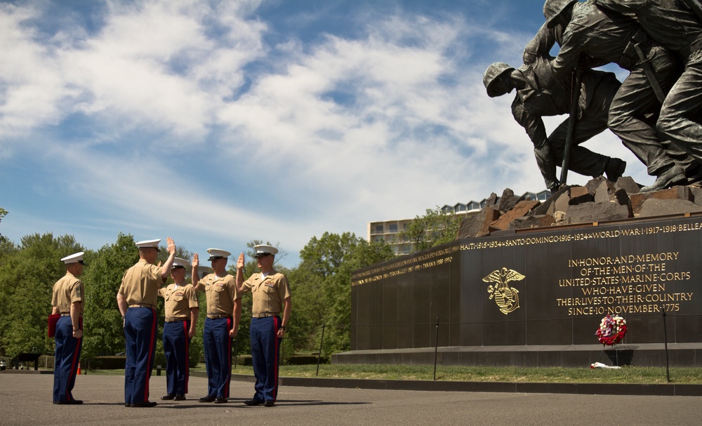 Recruiting Station Baltimore administers reenlistment at Iwo Jima Memorial