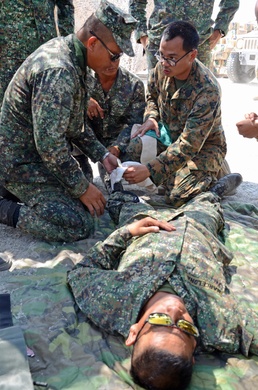 Philippine, US military medical professionals exchange best first aid practices