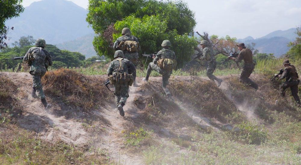 Philippine, US Marines conduct an amphibious assault shoulder-to-shoulder during Exercise Balikatan