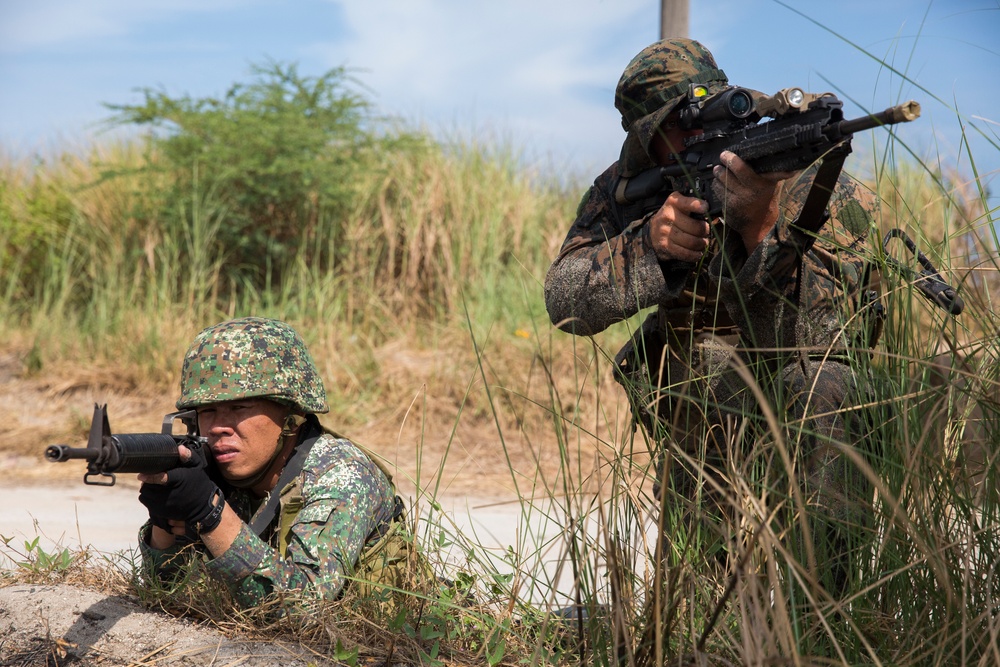 Philippine, US Marines conduct an amphibious assault shoulder-to-shoulder during Exercise Balikatan