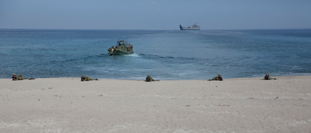 Philippine, US Marines conduct an amphibious assault shoulder-to-shoulder during Exercise Balikatan