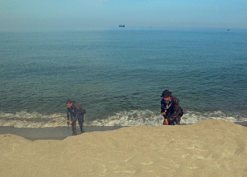 Philippine, US Marines conduct an amphibious assault shoulder-to-shoulder during Exercise Balikatan