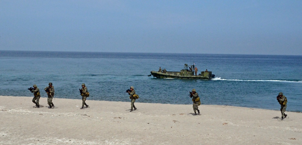 Philippine, US Marines conduct an amphibious assault shoulder-to-shoulder during Exercise Balikatan