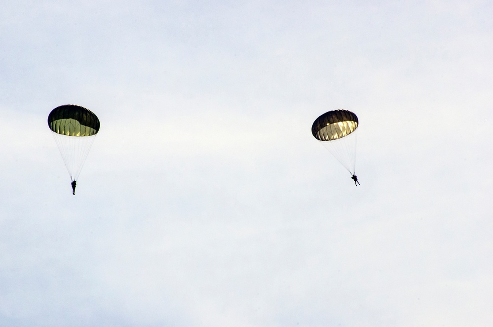 US Army Rangers parachute into Lake Lanier