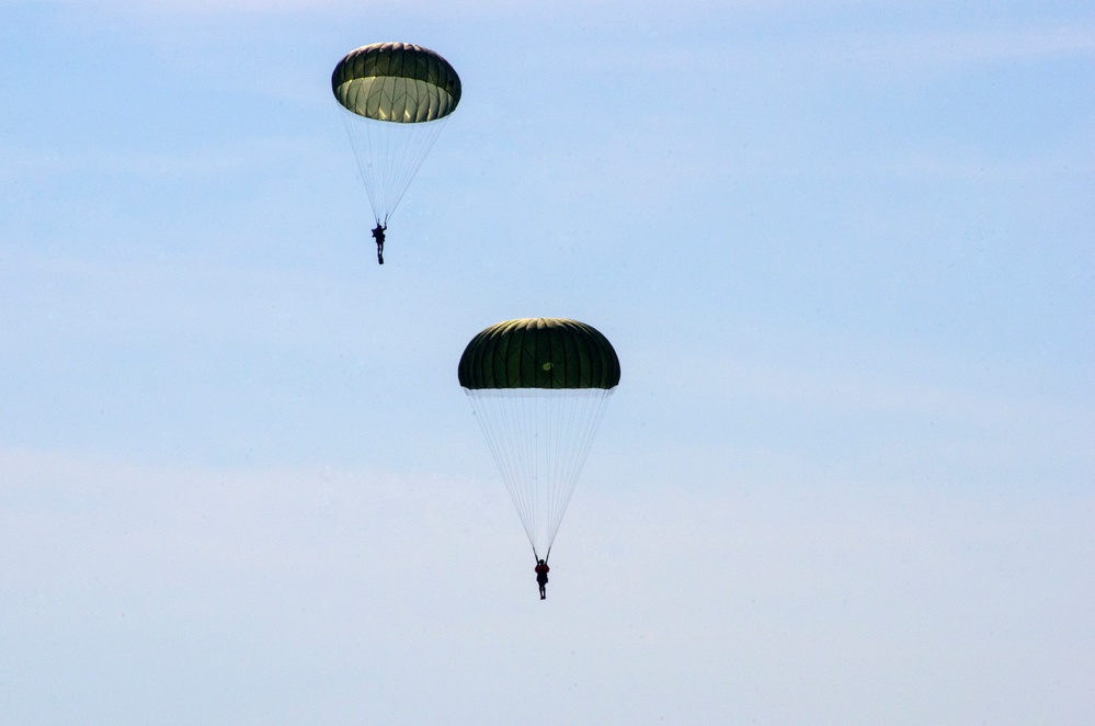 US Army Rangers parachute into Lake Lanier