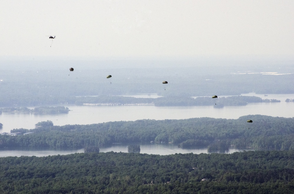 US Army Rangers parachute into Lake Lanier