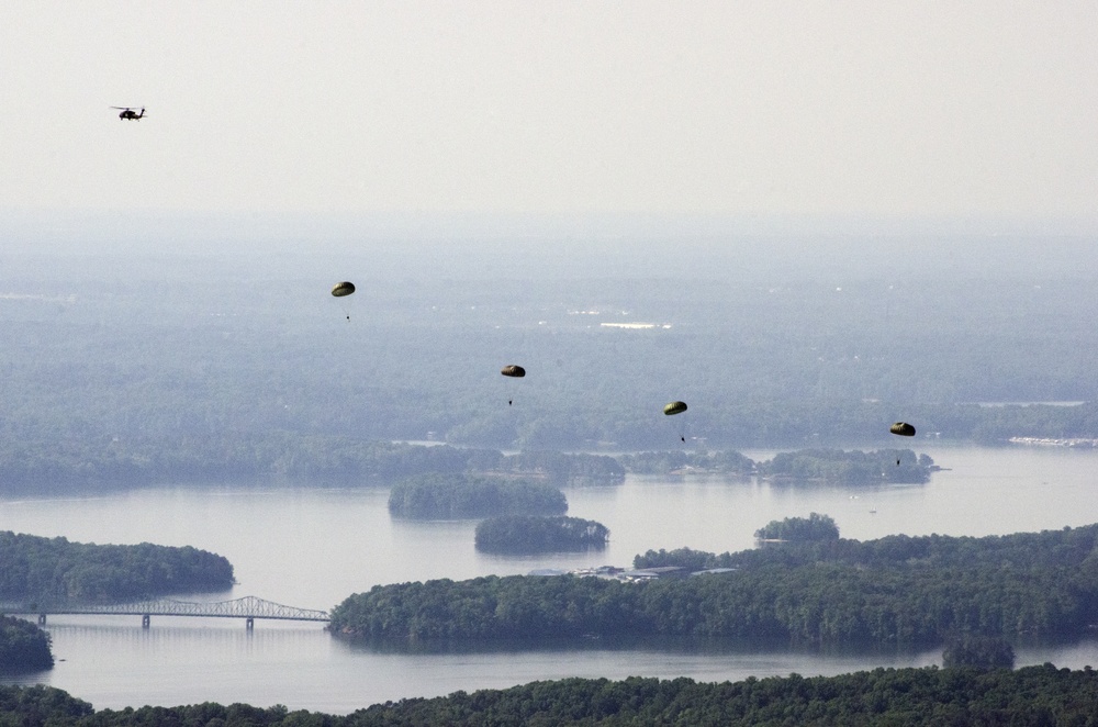 US Army Rangers parachute into Lake Lanier