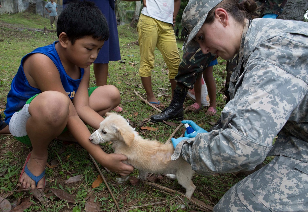 Members of the AFP, Australian Army and U.S. armed forces conduct a cooperative health engagement at Dona Mercedes